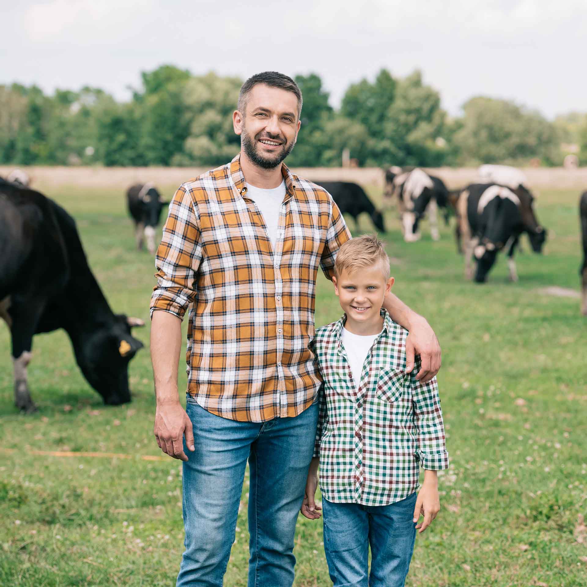 landwirt-mit-sohn-feld.jpg